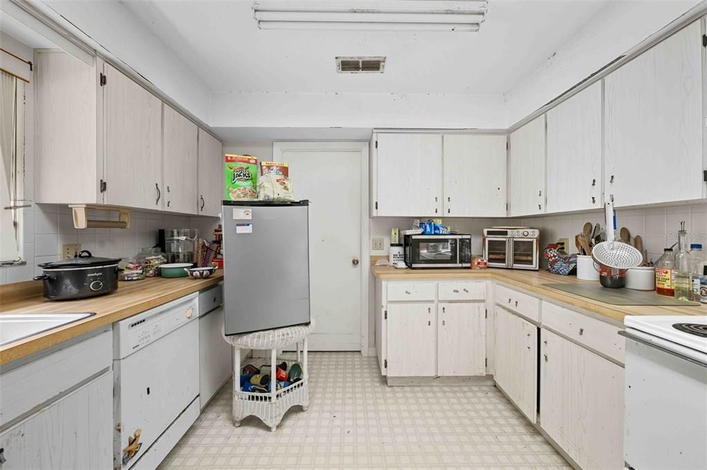 Active With Contract: $175,000 (2 beds, 2 baths, 2055 Square Feet)