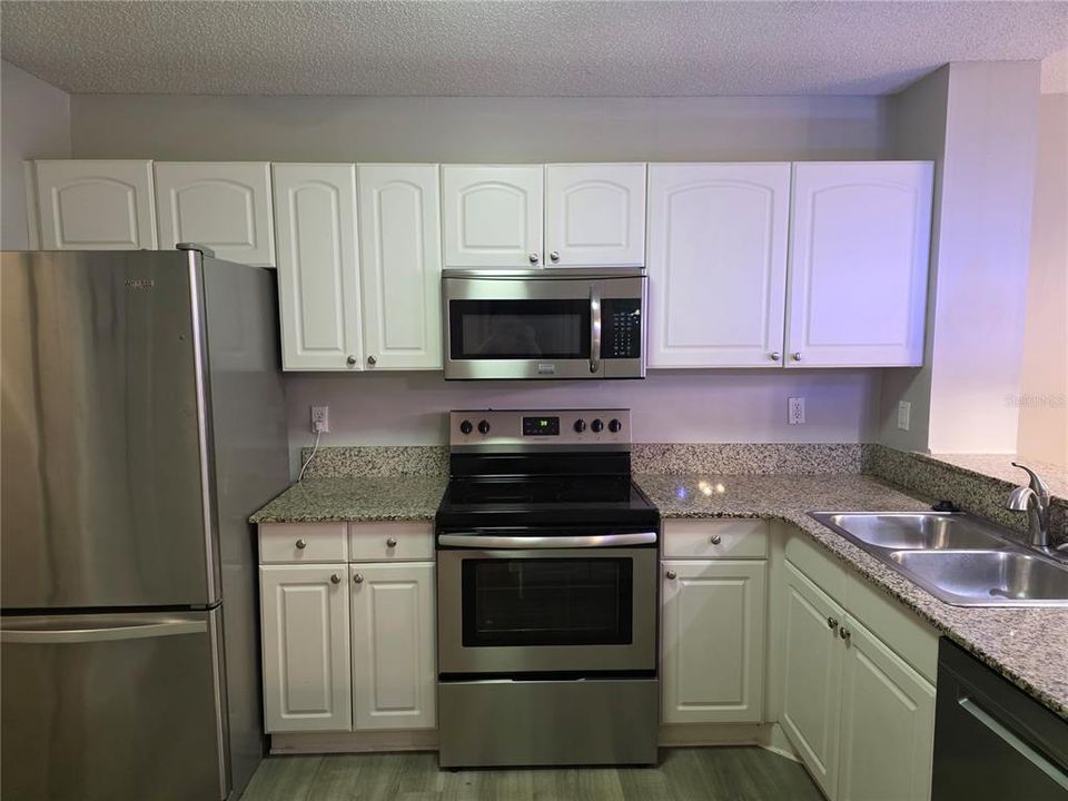 Active With Contract: $2,000 (3 beds, 2 baths, 1272 Square Feet)