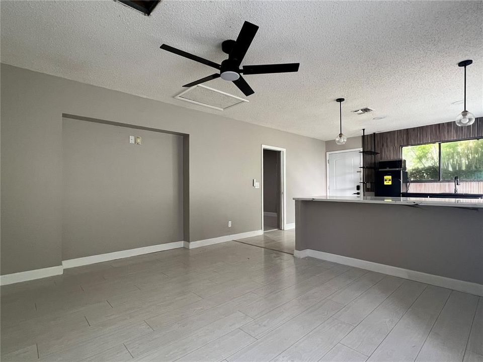 出租: $1,200 (1 贝兹, 1 浴室, 1000 平方英尺)