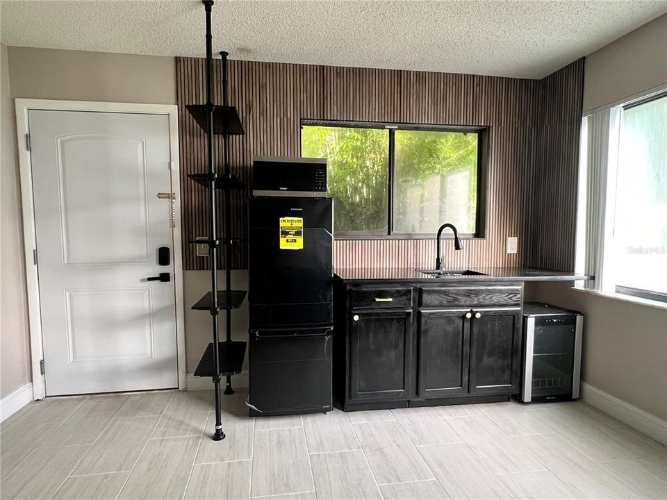 出租: $1,200 (1 贝兹, 1 浴室, 1000 平方英尺)