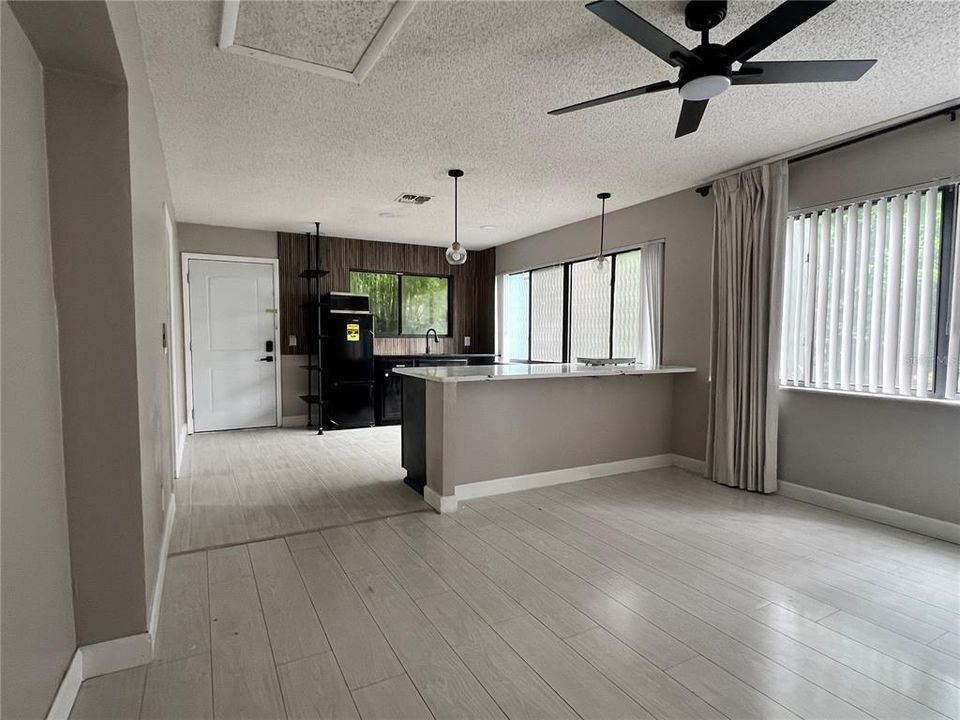 出租: $1,200 (1 贝兹, 1 浴室, 1000 平方英尺)