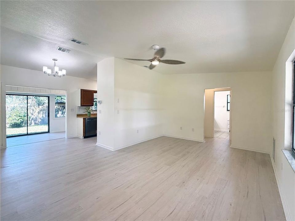 待售: $330,000 (2 贝兹, 2 浴室, 1152 平方英尺)