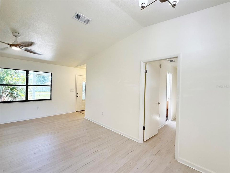 待售: $330,000 (2 贝兹, 2 浴室, 1152 平方英尺)