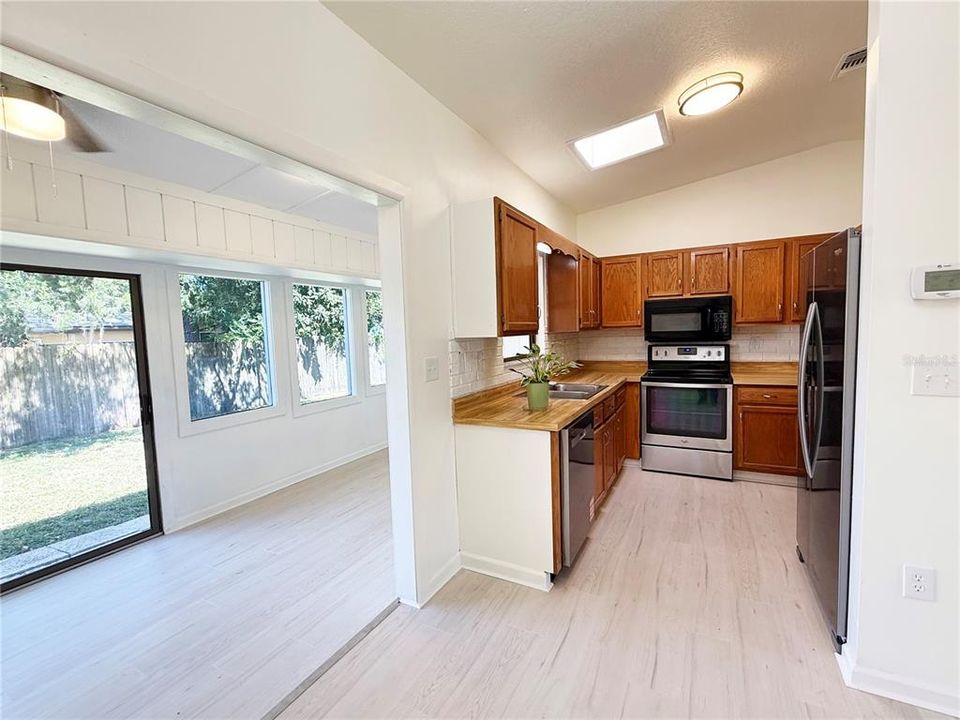 待售: $330,000 (2 贝兹, 2 浴室, 1152 平方英尺)