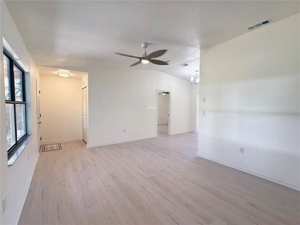 待售: $330,000 (2 贝兹, 2 浴室, 1152 平方英尺)