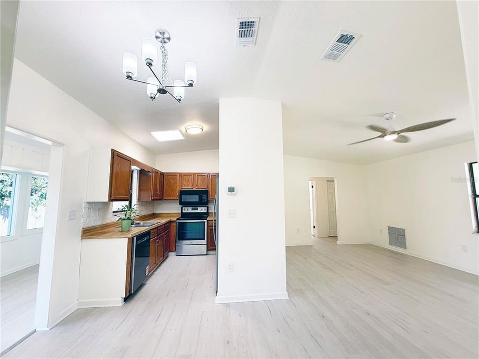 待售: $330,000 (2 贝兹, 2 浴室, 1152 平方英尺)