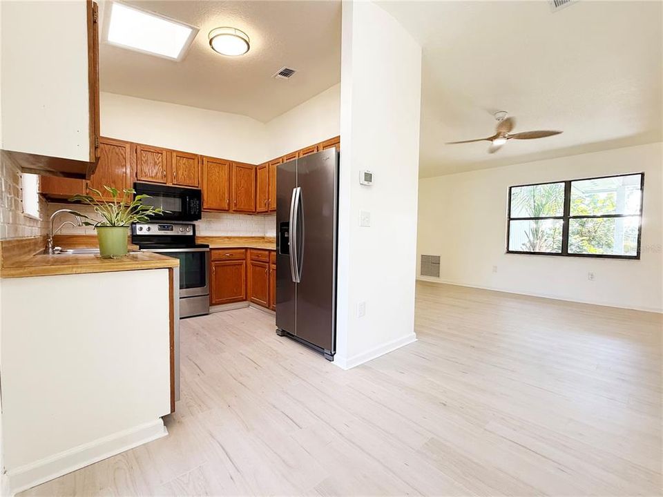 待售: $330,000 (2 贝兹, 2 浴室, 1152 平方英尺)