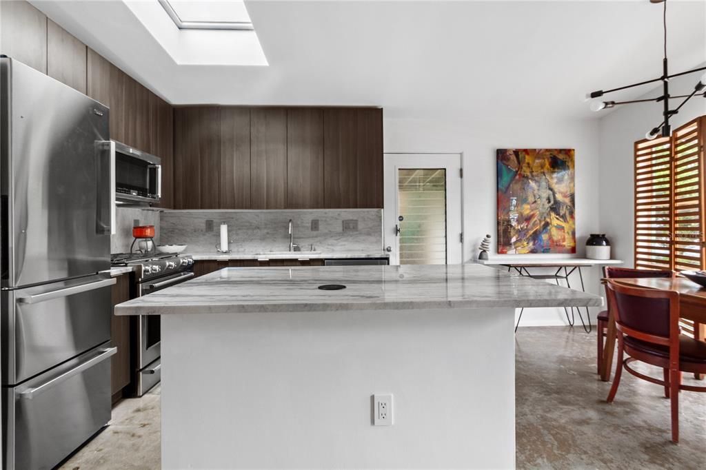 待售: $599,900 (1 贝兹, 1 浴室, 1251 平方英尺)