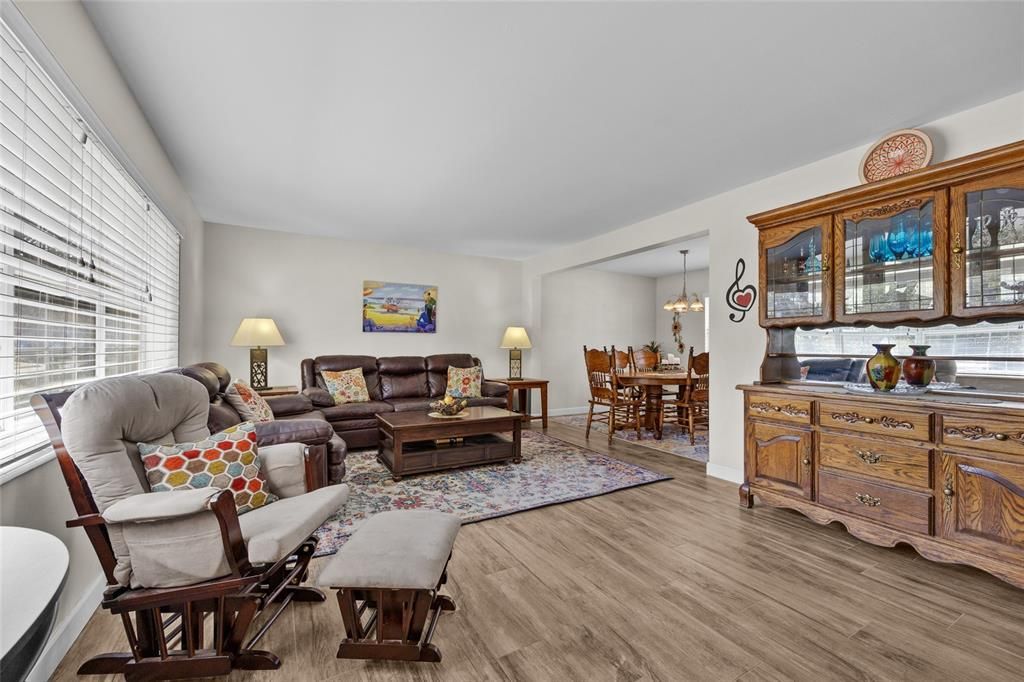 На продажу: $525,000 (5 спален, 2 ванн, 2398 Квадратных фут)