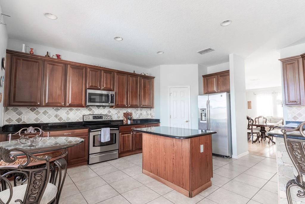 На продажу: $590,000 (5 спален, 3 ванн, 3219 Квадратных фут)