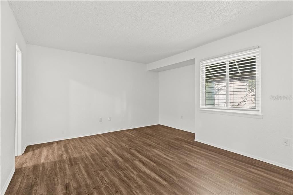 Под контрактом: $154,500 (2 спален, 1 ванн, 1214 Квадратных фут)