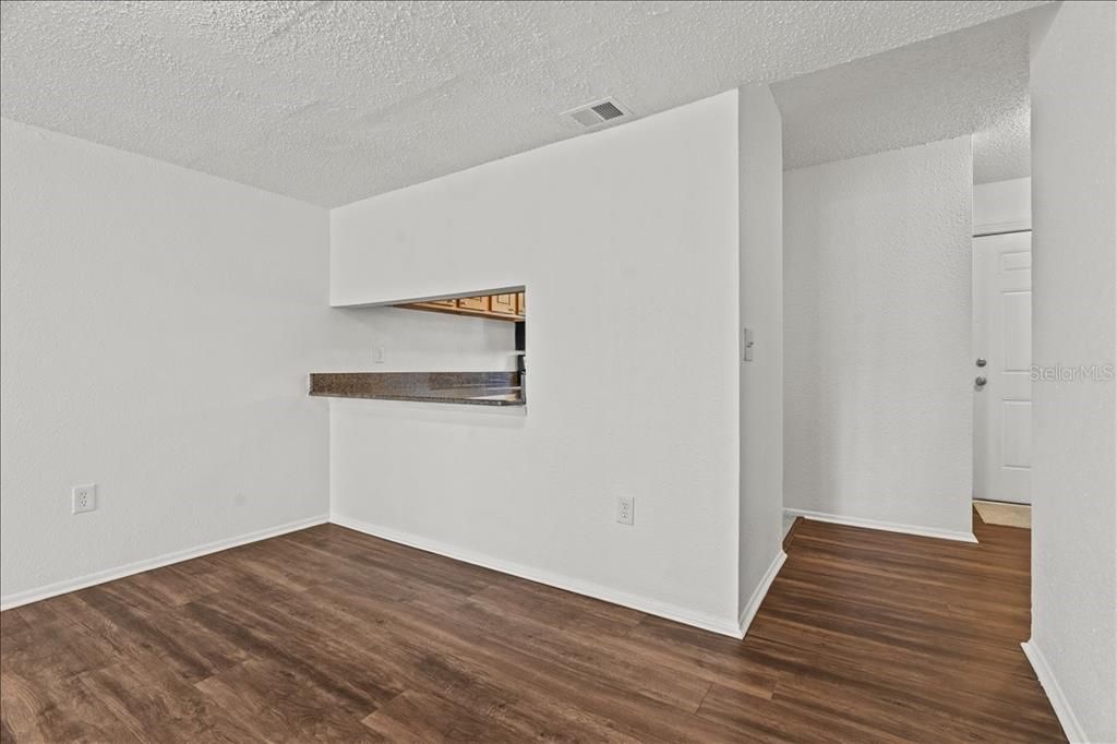 Под контрактом: $154,500 (2 спален, 1 ванн, 1214 Квадратных фут)