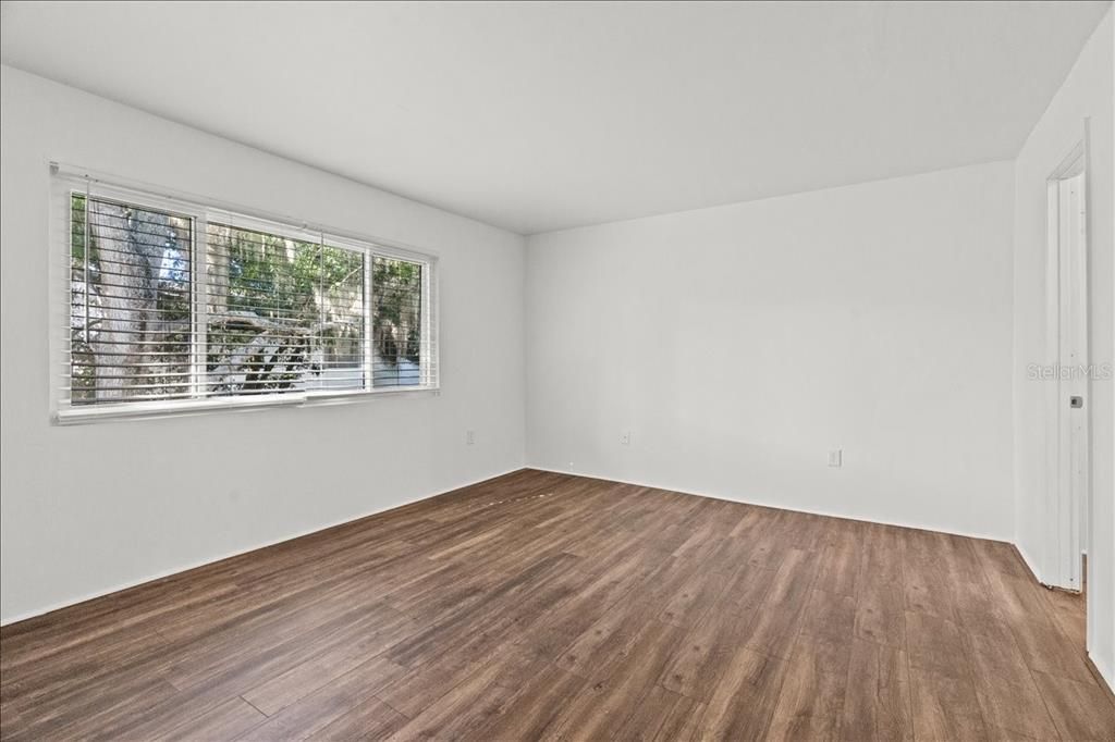 Под контрактом: $154,500 (2 спален, 1 ванн, 1214 Квадратных фут)