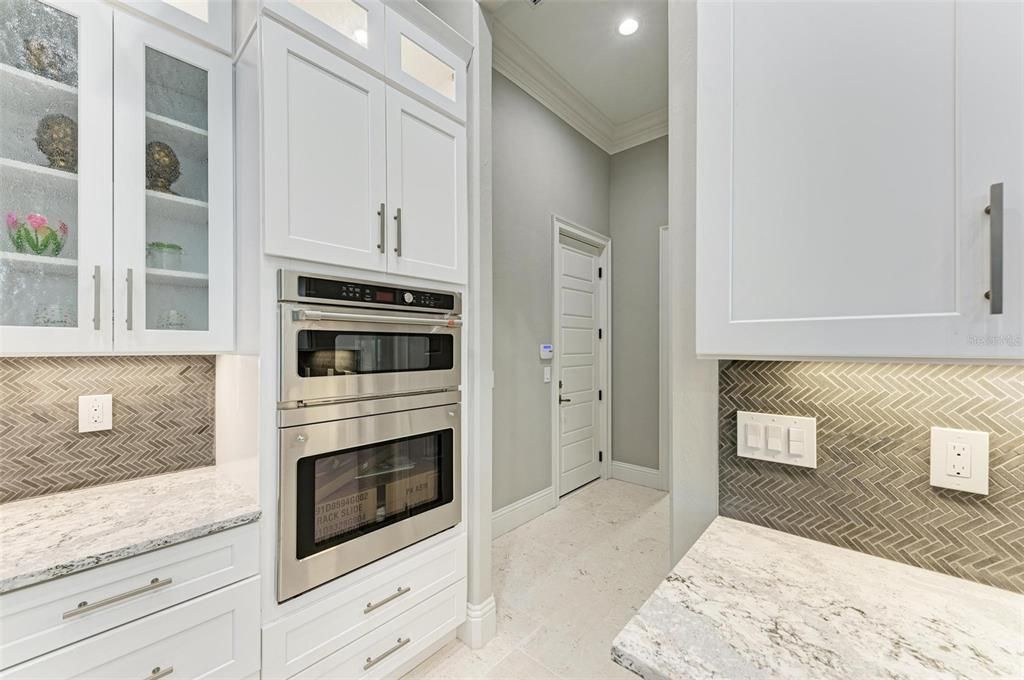 For Sale: $1,399,000 (3 beds, 2 baths, 2474 Square Feet)