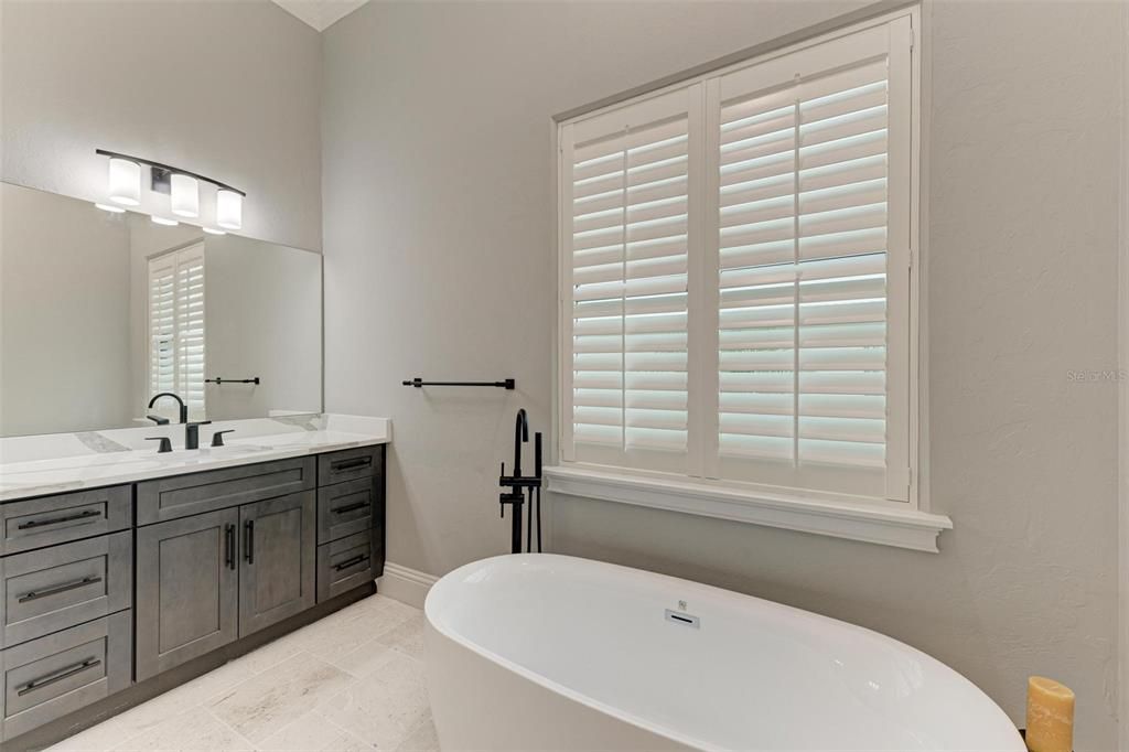 For Sale: $1,399,000 (3 beds, 2 baths, 2474 Square Feet)