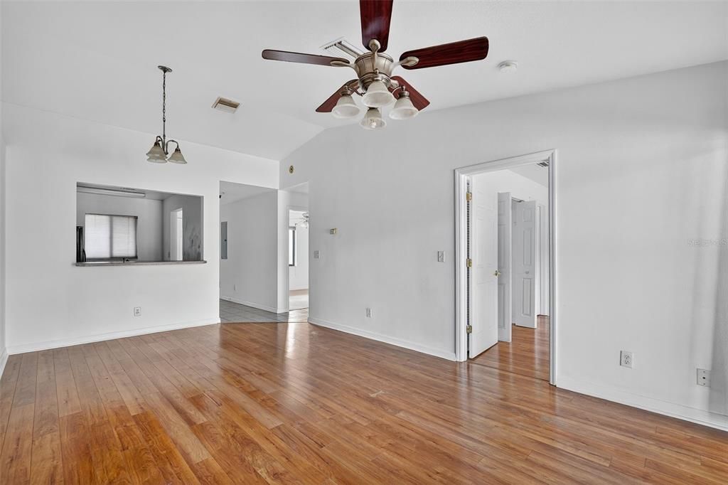 Под контрактом: $125,000 (2 спален, 2 ванн, 687 Квадратных фут)