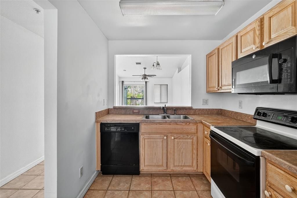 Под контрактом: $125,000 (2 спален, 2 ванн, 687 Квадратных фут)