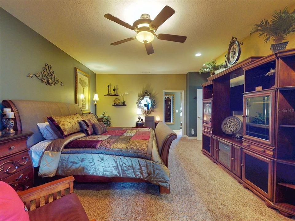 合同活跃: $619,900 (3 贝兹, 2 浴室, 2263 平方英尺)