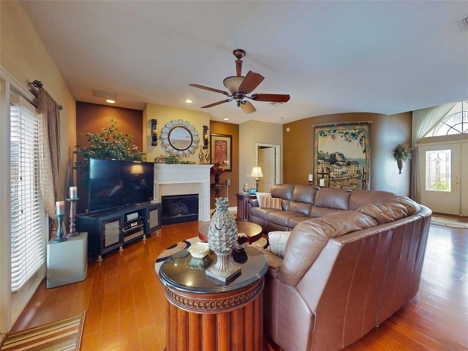 合同活跃: $619,900 (3 贝兹, 2 浴室, 2263 平方英尺)