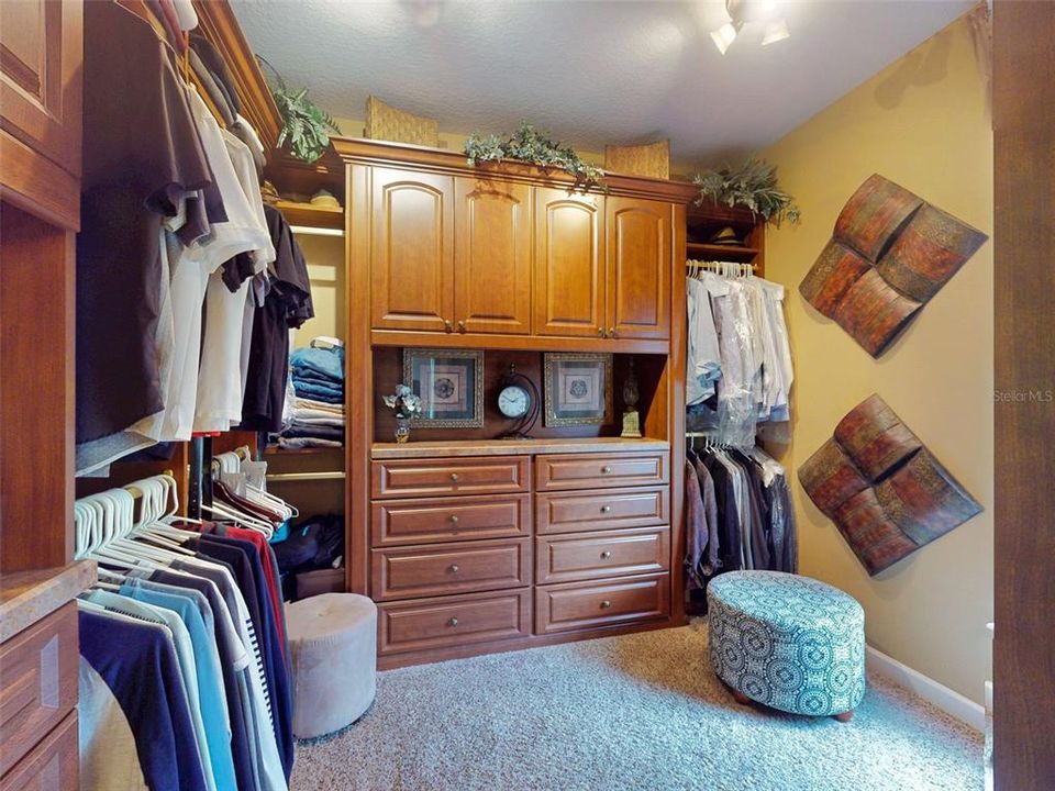 合同活跃: $619,900 (3 贝兹, 2 浴室, 2263 平方英尺)