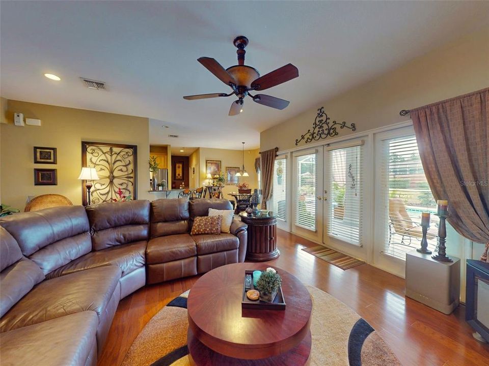 合同活跃: $619,900 (3 贝兹, 2 浴室, 2263 平方英尺)