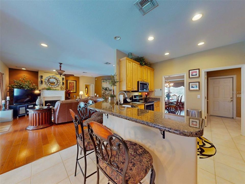 合同活跃: $619,900 (3 贝兹, 2 浴室, 2263 平方英尺)