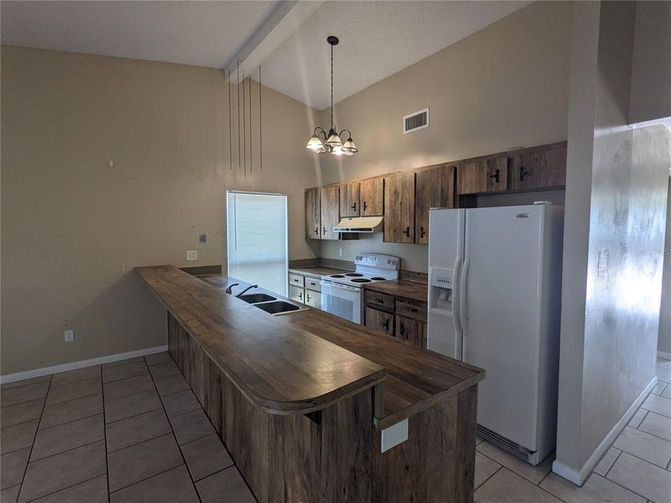 合同活跃: $1,500 (3 贝兹, 2 浴室, 1386 平方英尺)