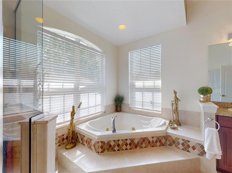 For Sale: $895,000 (5 beds, 3 baths, 4016 Square Feet)