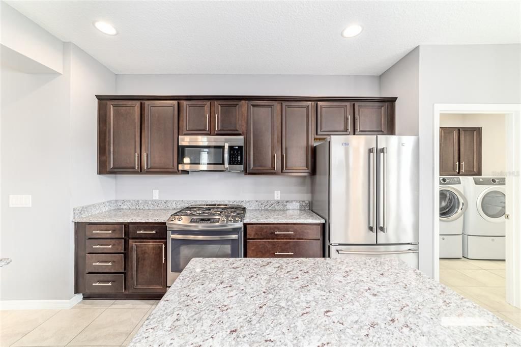 合同活跃: $358,000 (2 贝兹, 2 浴室, 1666 平方英尺)