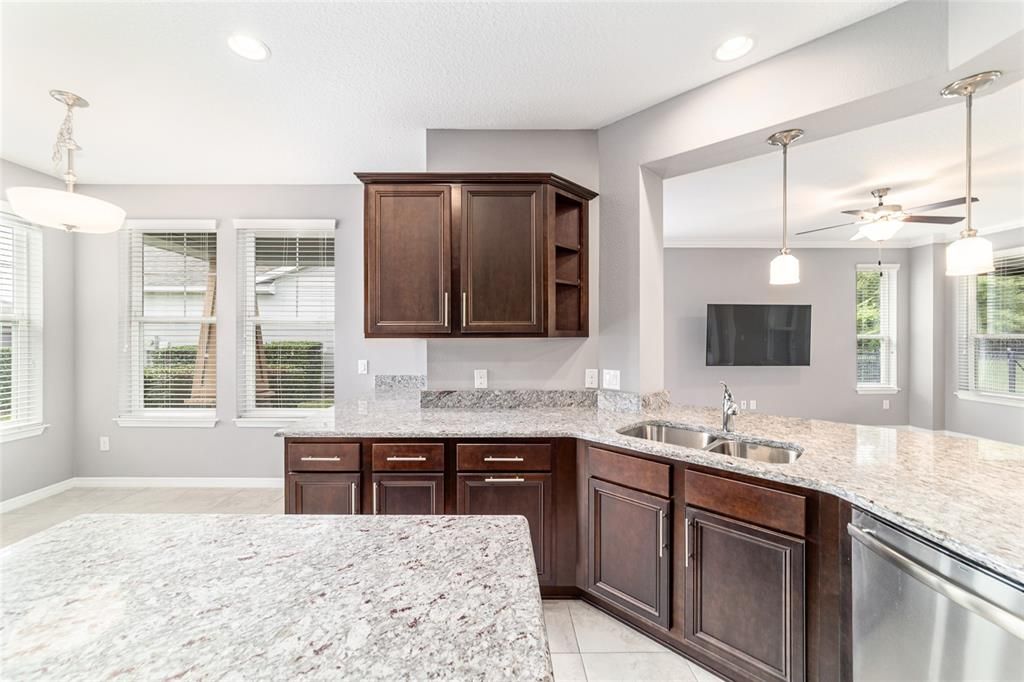 合同活跃: $358,000 (2 贝兹, 2 浴室, 1666 平方英尺)