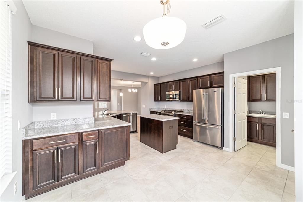 合同活跃: $358,000 (2 贝兹, 2 浴室, 1666 平方英尺)