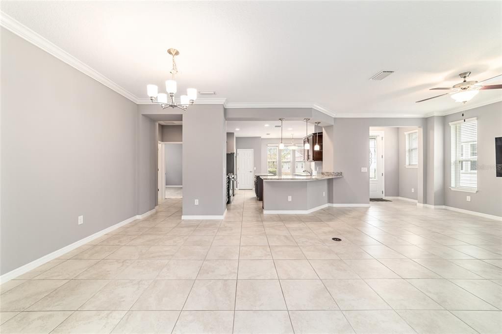 合同活跃: $358,000 (2 贝兹, 2 浴室, 1666 平方英尺)