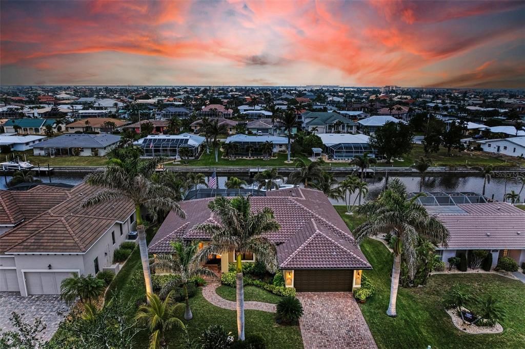 Под контрактом: $975,000 (3 спален, 3 ванн, 2205 Квадратных фут)