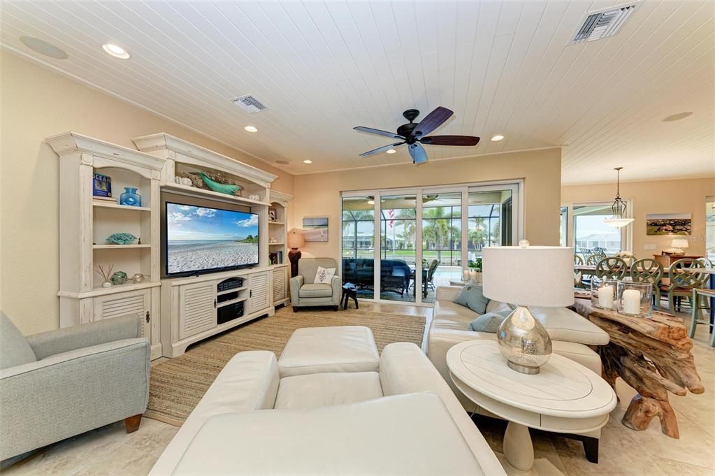 Под контрактом: $975,000 (3 спален, 3 ванн, 2205 Квадратных фут)