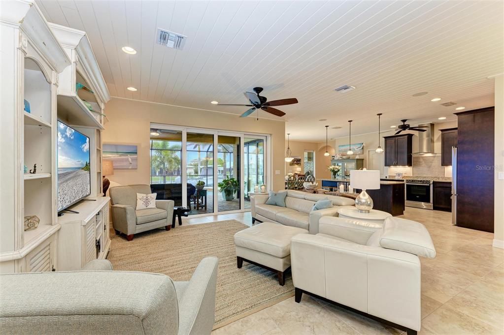 Под контрактом: $975,000 (3 спален, 3 ванн, 2205 Квадратных фут)