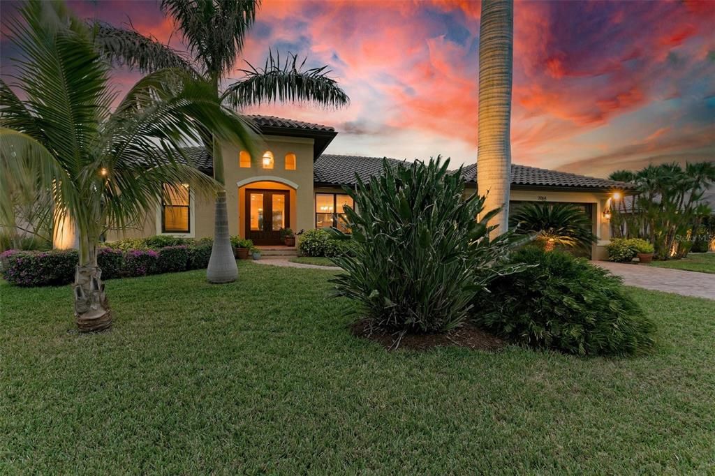 Под контрактом: $975,000 (3 спален, 3 ванн, 2205 Квадратных фут)