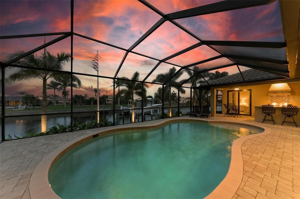 Под контрактом: $975,000 (3 спален, 3 ванн, 2205 Квадратных фут)