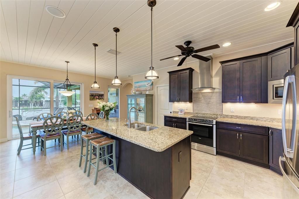 Под контрактом: $975,000 (3 спален, 3 ванн, 2205 Квадратных фут)