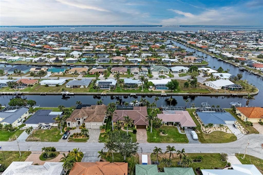 Под контрактом: $975,000 (3 спален, 3 ванн, 2205 Квадратных фут)