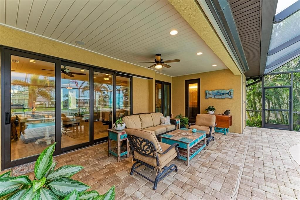 Под контрактом: $975,000 (3 спален, 3 ванн, 2205 Квадратных фут)