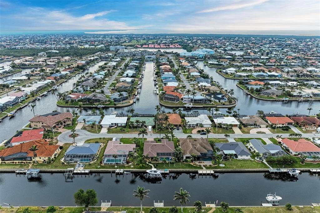 Под контрактом: $975,000 (3 спален, 3 ванн, 2205 Квадратных фут)