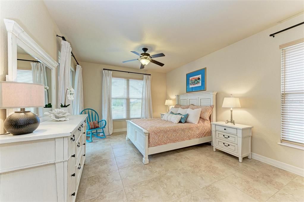 Под контрактом: $975,000 (3 спален, 3 ванн, 2205 Квадратных фут)