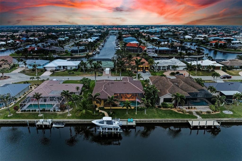 Под контрактом: $975,000 (3 спален, 3 ванн, 2205 Квадратных фут)