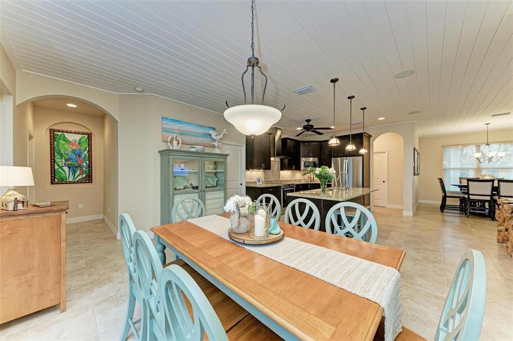 Под контрактом: $975,000 (3 спален, 3 ванн, 2205 Квадратных фут)