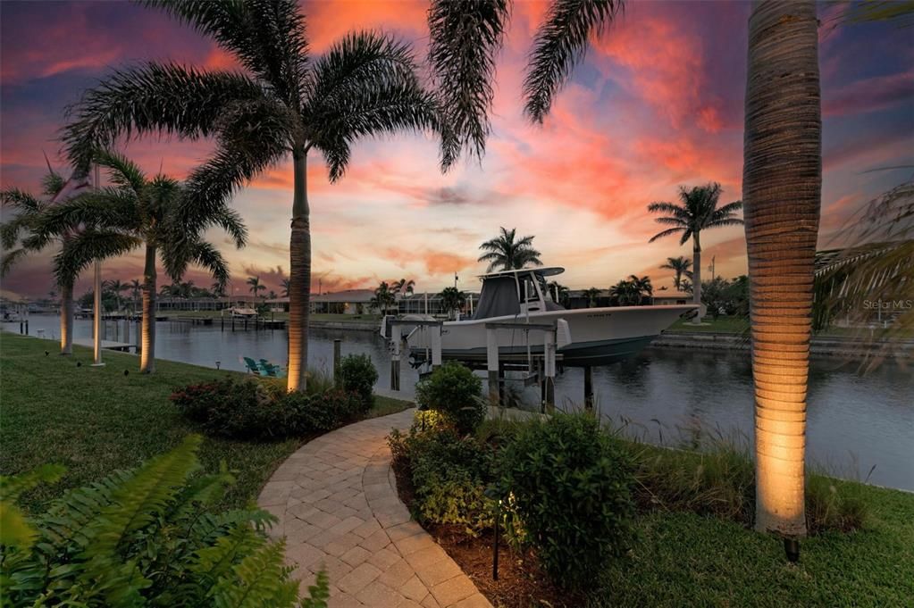 Под контрактом: $975,000 (3 спален, 3 ванн, 2205 Квадратных фут)