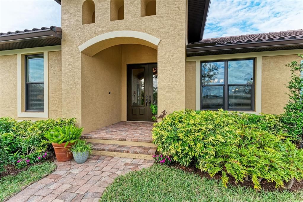 Под контрактом: $975,000 (3 спален, 3 ванн, 2205 Квадратных фут)