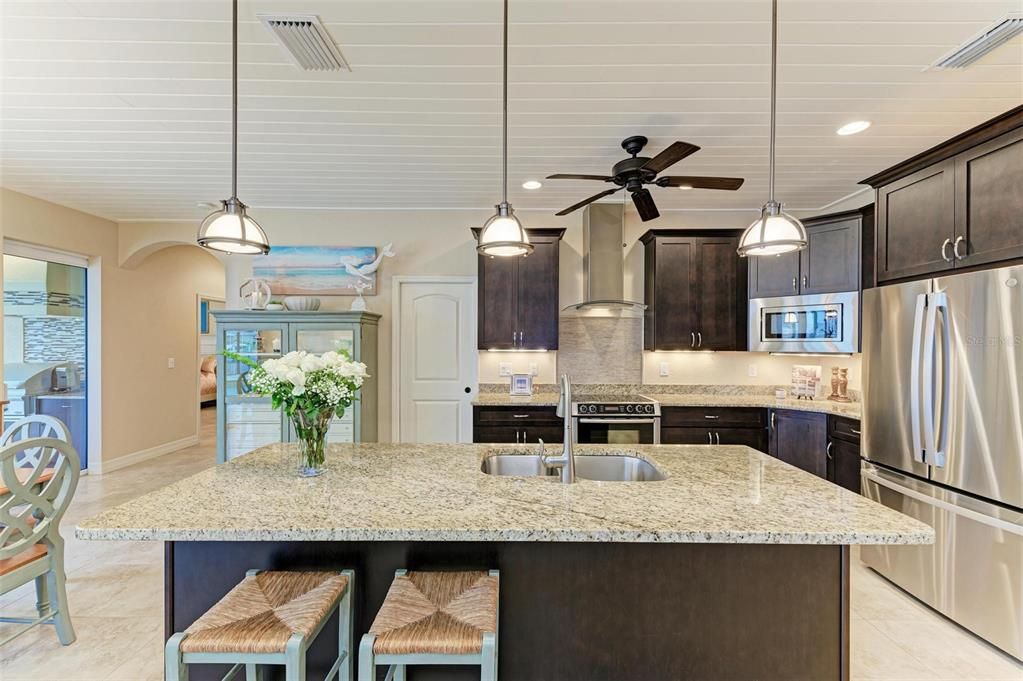 Под контрактом: $975,000 (3 спален, 3 ванн, 2205 Квадратных фут)