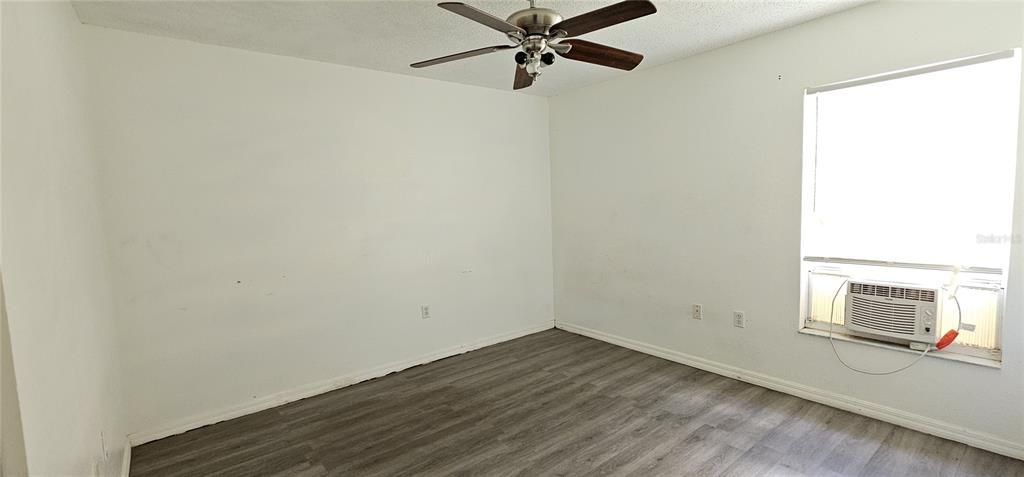 合同活跃: $250,000 (3 贝兹, 3 浴室, 2364 平方英尺)