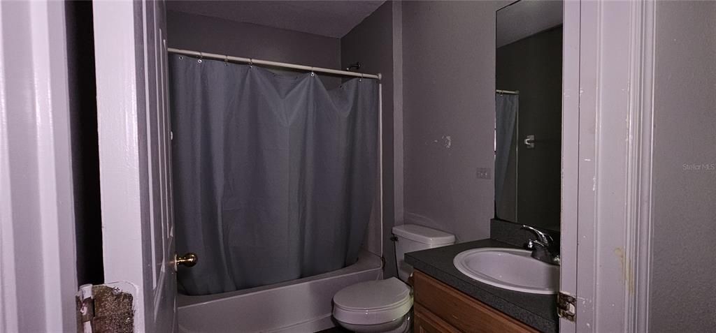 合同活跃: $250,000 (3 贝兹, 3 浴室, 2364 平方英尺)