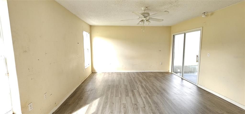 合同活跃: $250,000 (3 贝兹, 3 浴室, 2364 平方英尺)